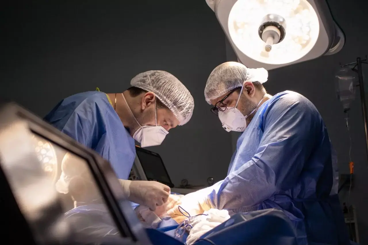 Equipe cirúrgica em procedimento de cirurgia oncológica